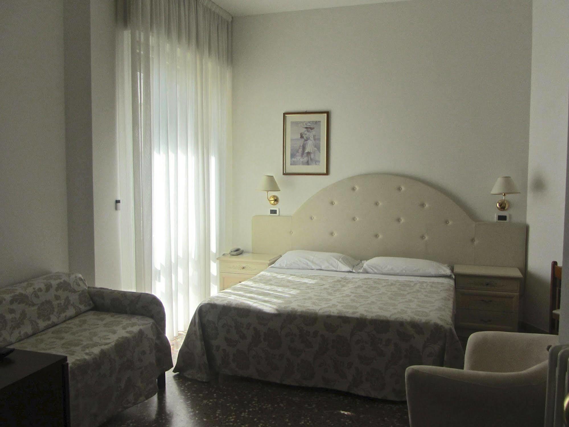 Hotel Carlton Beach ริมินี ภายนอก รูปภาพ