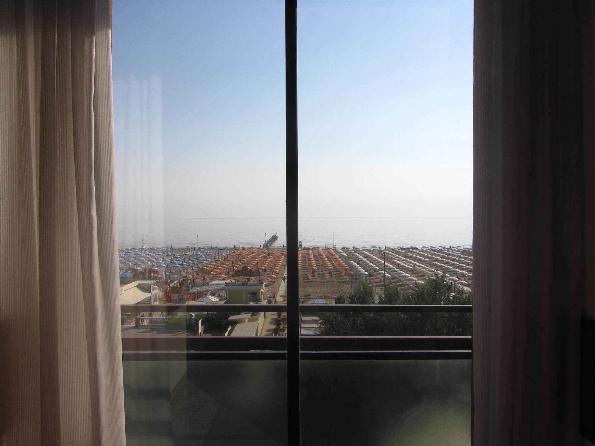 Hotel Carlton Beach ริมินี ภายนอก รูปภาพ